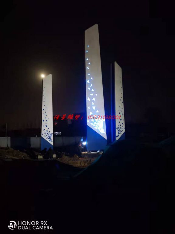 不銹鋼雕塑所表現(xiàn)出來的獨(dú)特優(yōu)勢