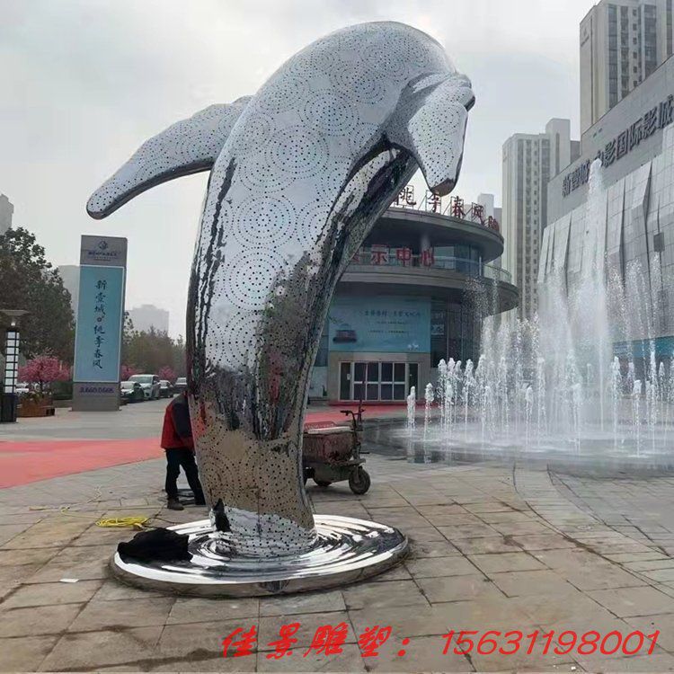 城市當中的大型不銹鋼雕塑