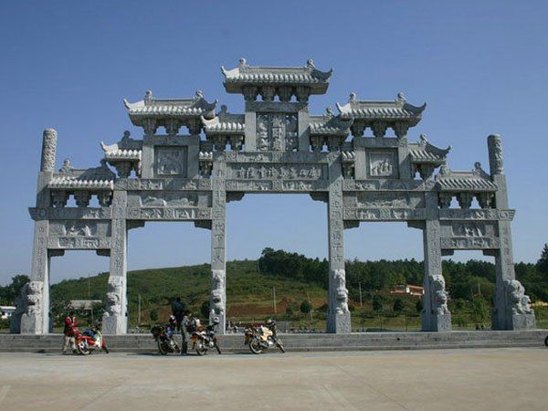 鄉(xiāng)村入口石牌坊獨特的藝術和深厚的文化內(nèi)涵