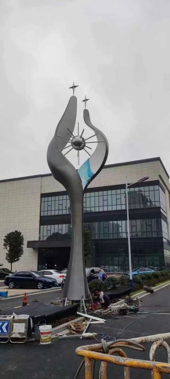 在不銹鋼雕塑固定過程中可能會出現(xiàn)多種問題