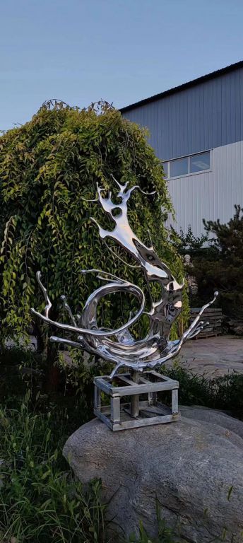 在展覽館或藝術(shù)中心擺放浪花雕塑的目的是什么