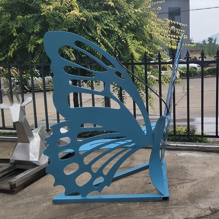 不銹鋼異形坐凳雕塑如何與周圍環(huán)境融合