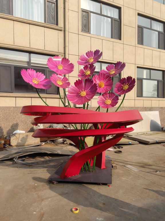 彩繪花朵雕塑在現(xiàn)代藝術(shù)中的地位如何