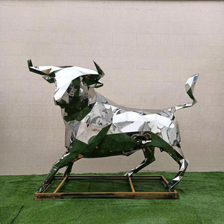 不銹鋼牛雕塑在藝術(shù)創(chuàng)作中如何體現(xiàn)創(chuàng)新
