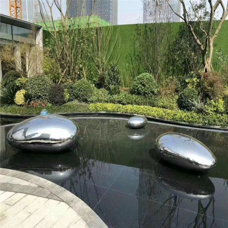 鏡面鵝卵石雕塑在商業(yè)場所中如何應用