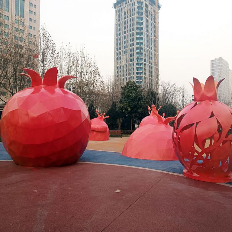 不銹鋼石榴雕塑在運輸和安裝過程中需要注意哪些問題