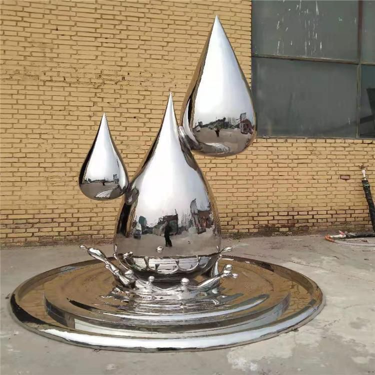 水滴雕塑在不同季節(jié)和氣候條件下會(huì)呈現(xiàn)怎樣的視覺效果
