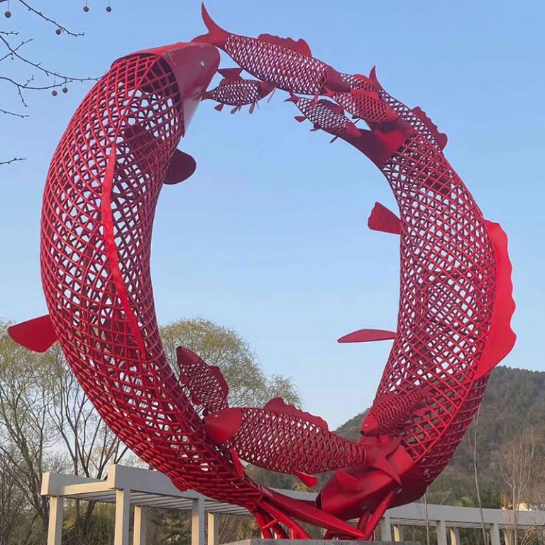 不同年齡段人群對不銹鋼鯉魚雕塑的審美需求有何差異