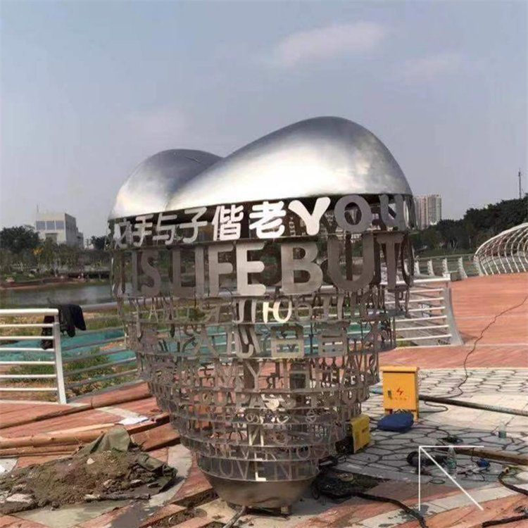 心形雕塑在文學(xué)與影視作品中常被賦予哪些象征