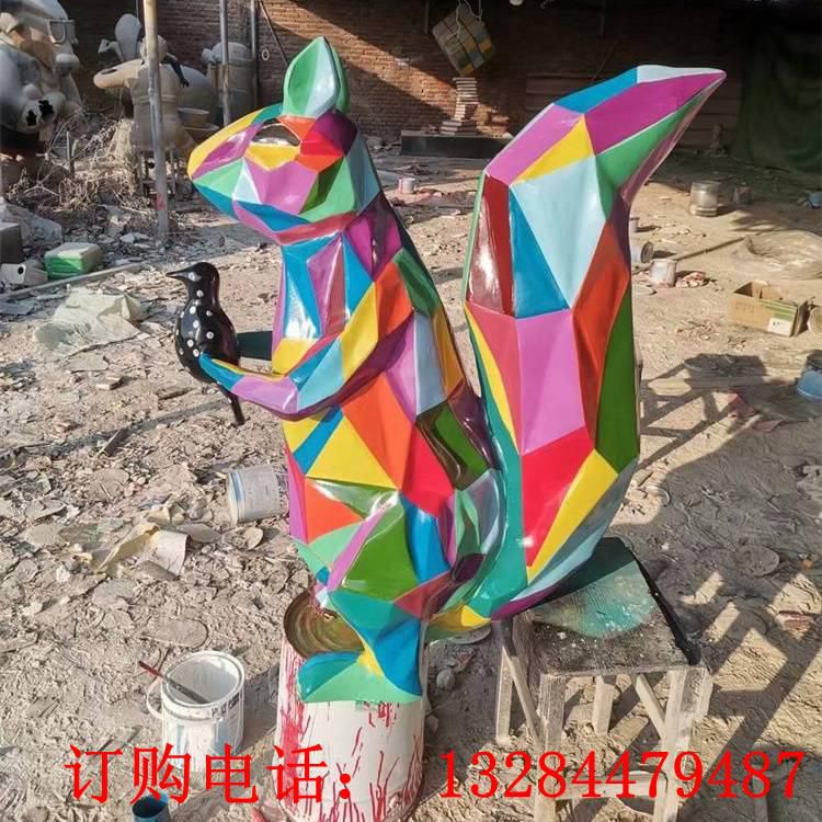 不銹鋼幾何彩繪切面松鼠動(dòng)物雕塑