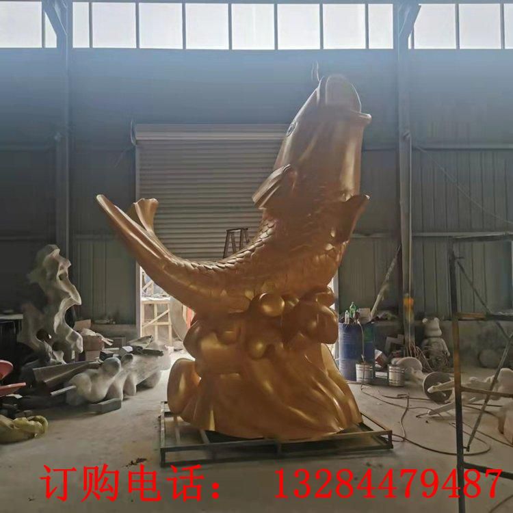 不銹鋼鯉魚(yú)造型噴漆雕塑