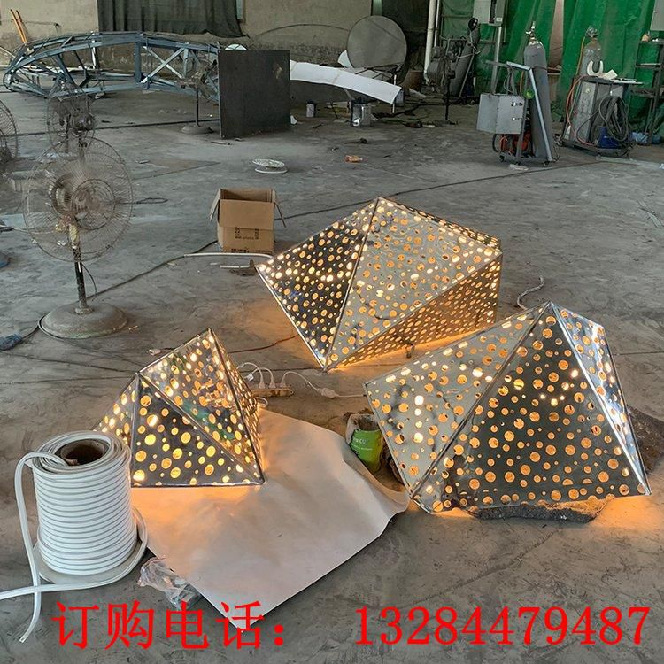 不銹鋼鏤空發(fā)光菱形雕塑