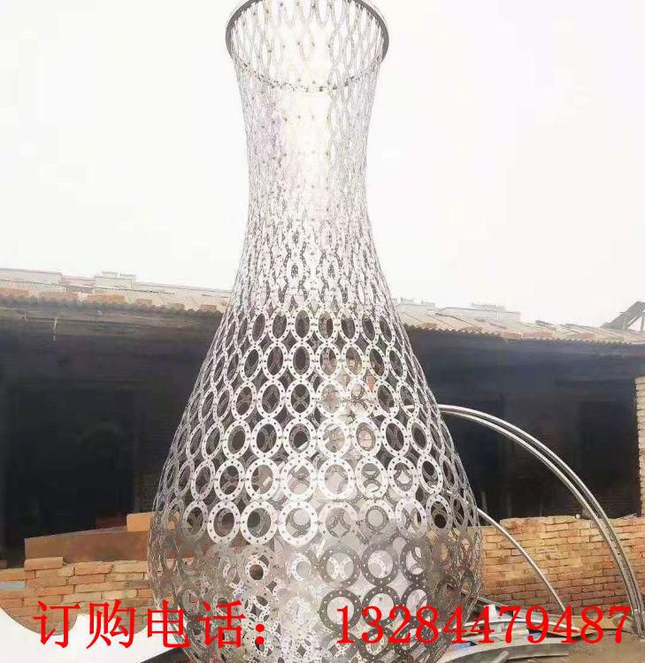 大型不銹鋼圓環(huán)鏤空花瓶雕塑