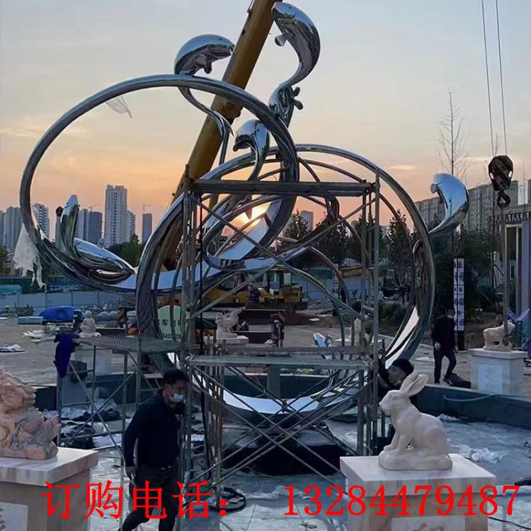 不銹鋼鏡面雙圓環(huán)魚雕塑