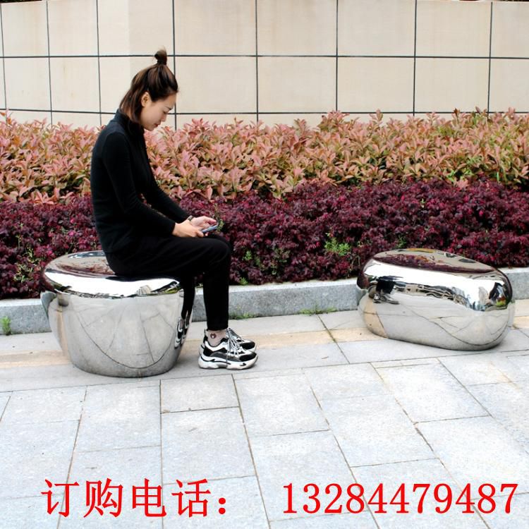 不銹鋼鏡面石頭坐凳雕塑
