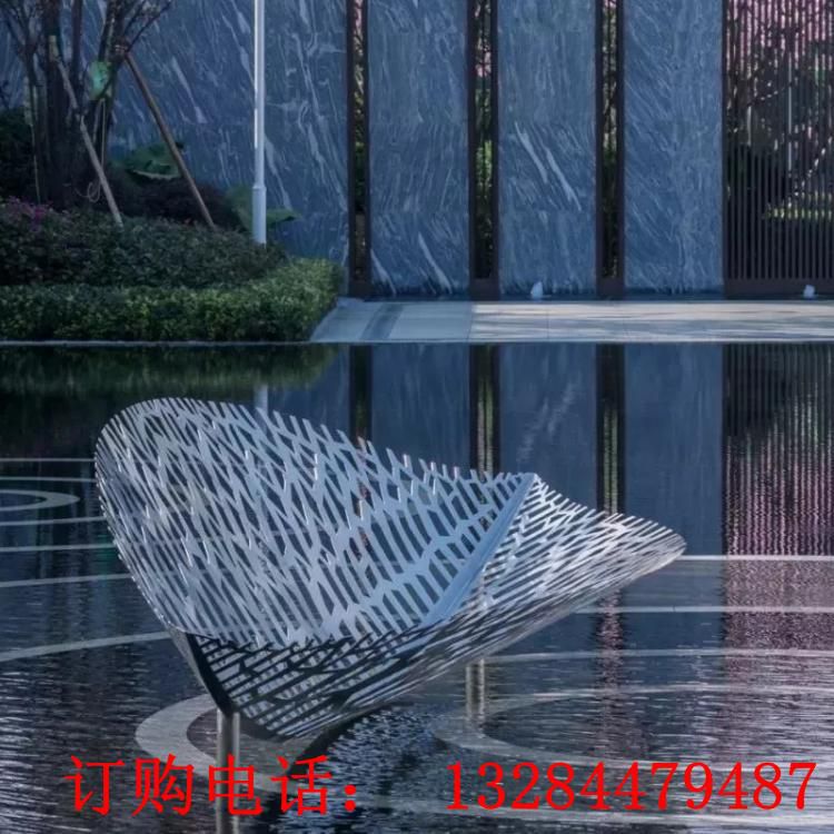 不銹鋼鏡面鏤空樹葉雕塑