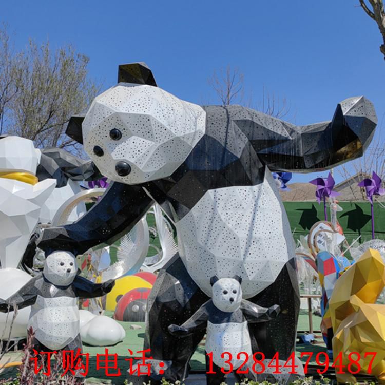 大型不銹鋼鏤空熊貓雕塑