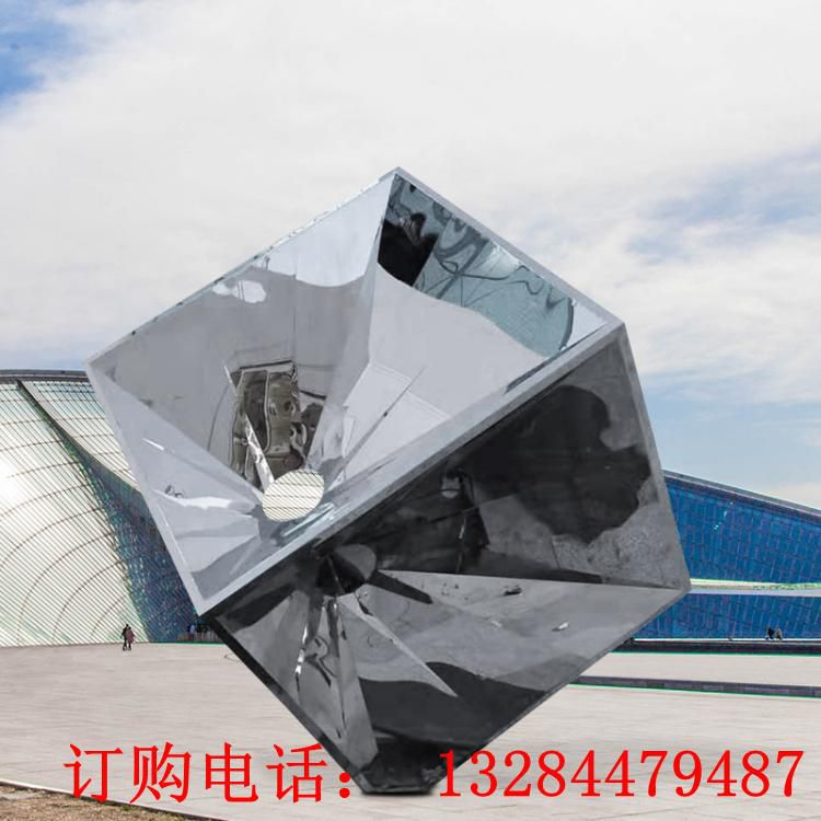 不銹鋼正方形鏡面雕塑