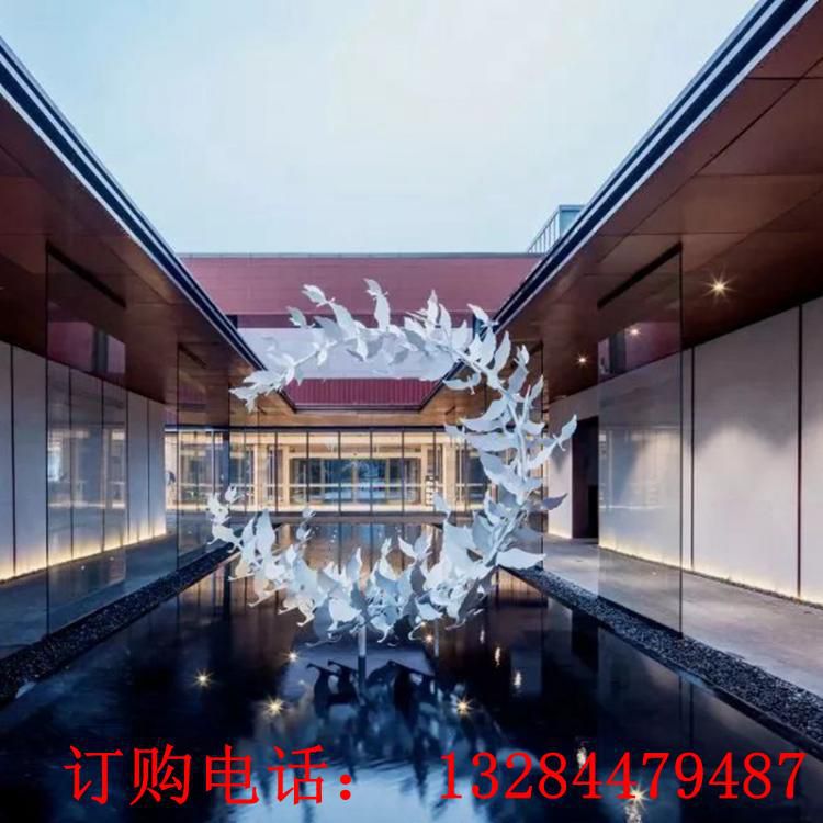 不銹鋼圓環(huán)飛鳥雕塑