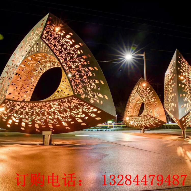不銹鋼三角形鏤空發(fā)光雕塑