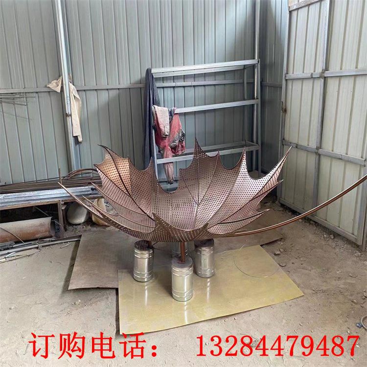 不銹鋼鏤空楓葉雕塑