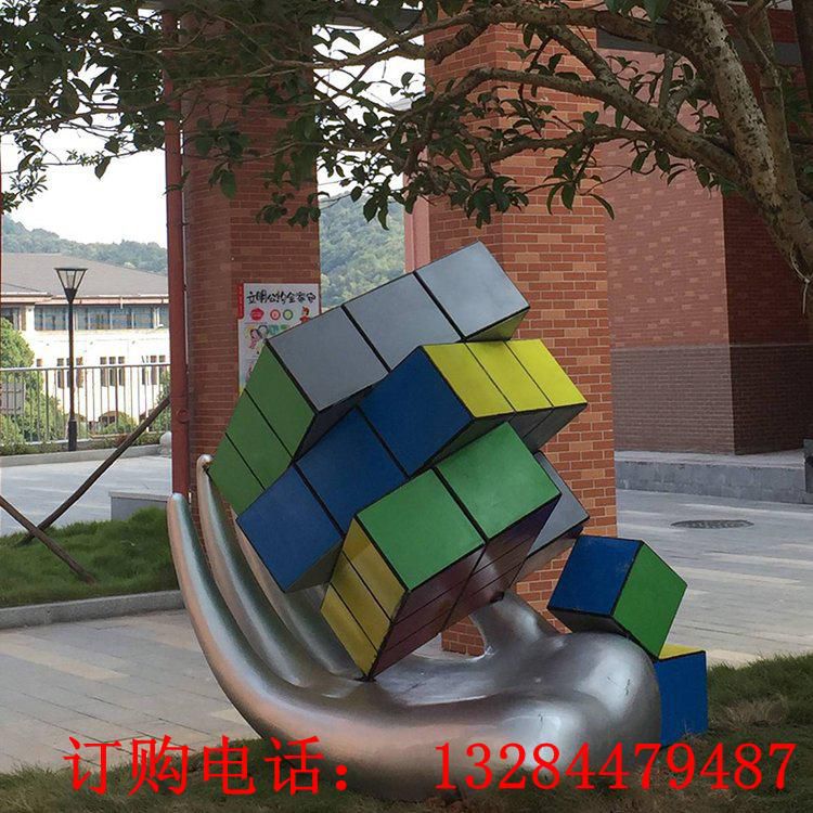 不銹鋼手握魔方雕塑