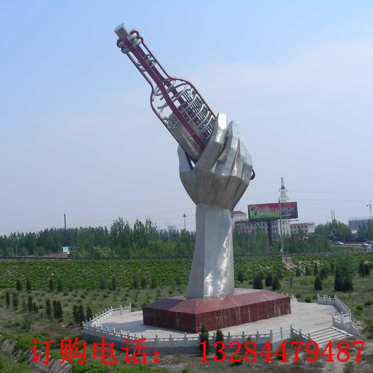 大型不銹鋼手握酒瓶雕塑