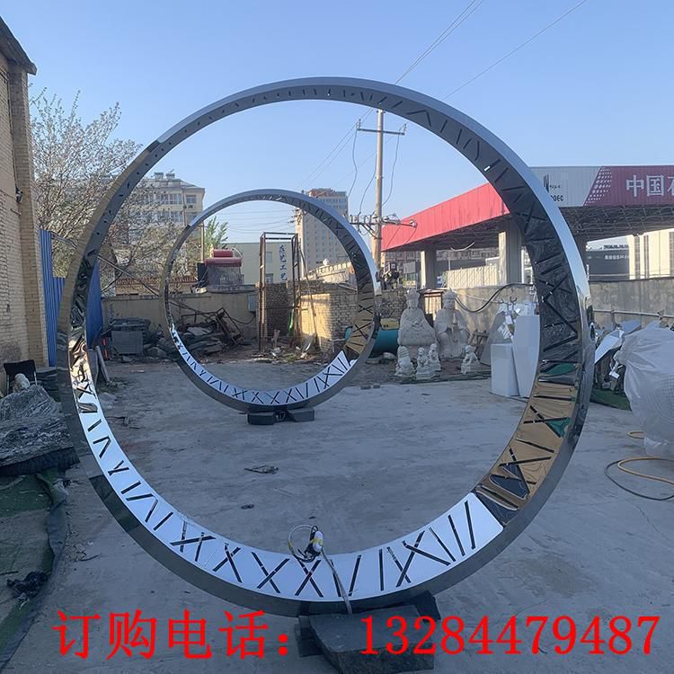 不銹鋼鏡面圓環(huán)雕塑