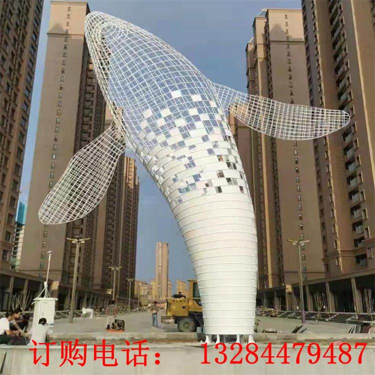 大型不銹鋼鏤空發(fā)光鯨魚雕塑