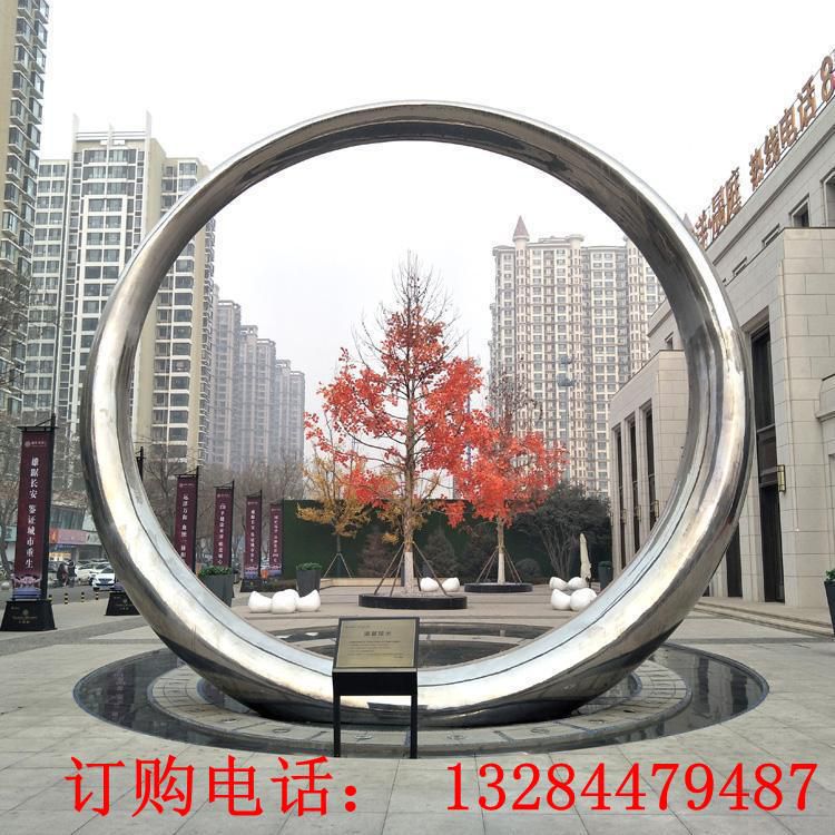 不銹鋼鏡面圓環(huán)雕塑
