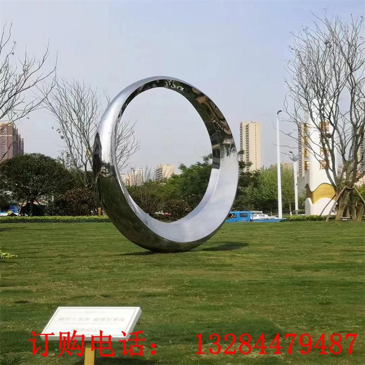 不銹鋼鏡面圓環(huán)雕塑