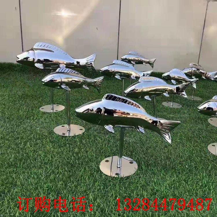 不銹鋼鏡面小魚雕塑