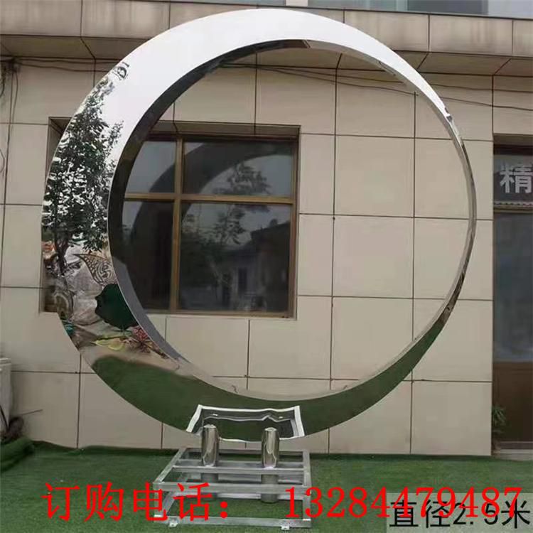 不銹鋼鏡面月亮圓環(huán)雕塑