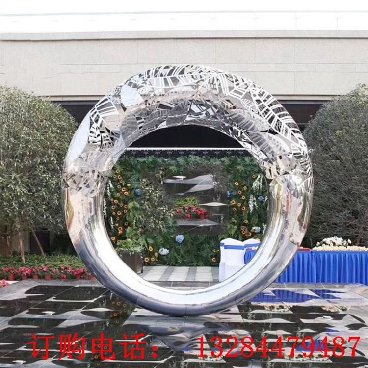 不銹鋼鏤空?qǐng)A環(huán)雕塑