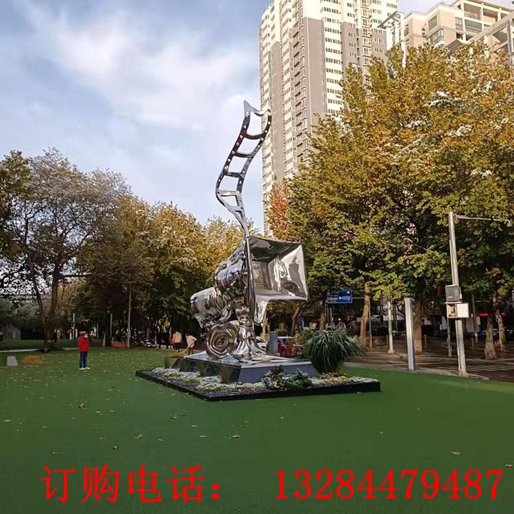 大型不銹鋼鏡面放映機雕塑