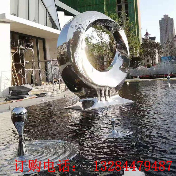 不銹鋼鏡面圓環(huán)雕塑