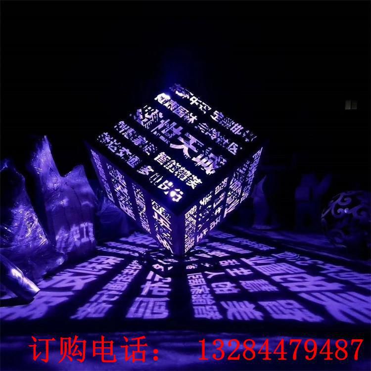 不銹鋼發(fā)光鏤空正方形雕塑