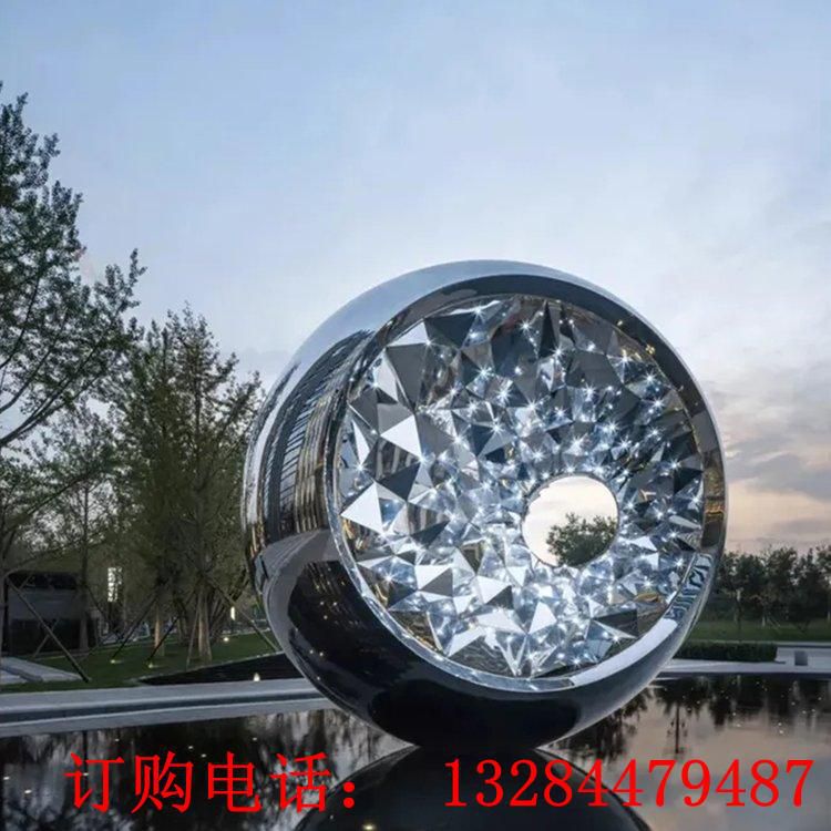 不銹鋼圓環(huán)鏡面雕塑