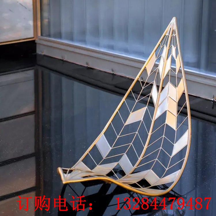不銹鋼鏤空水景樹葉雕塑