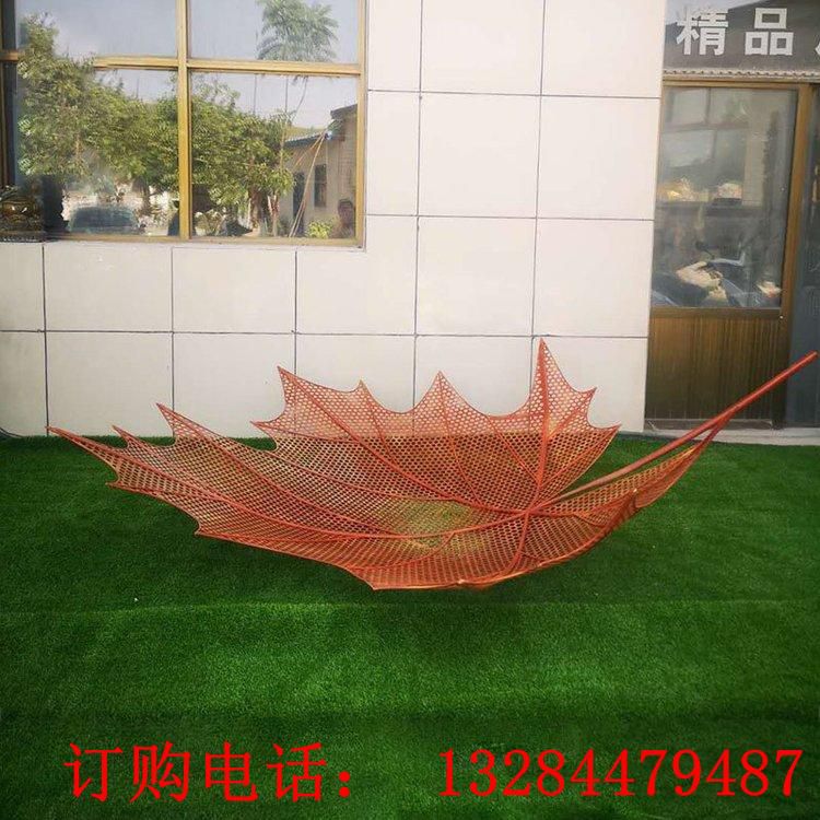 不銹鋼鏤空楓葉雕塑