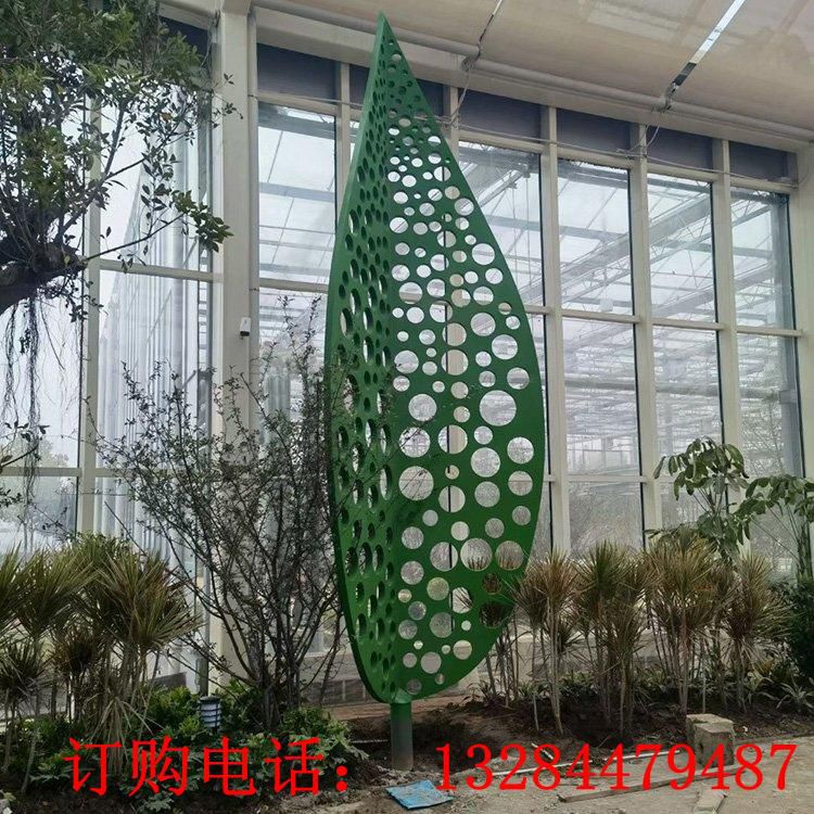 不銹鋼鏤空樹(shù)葉雕塑