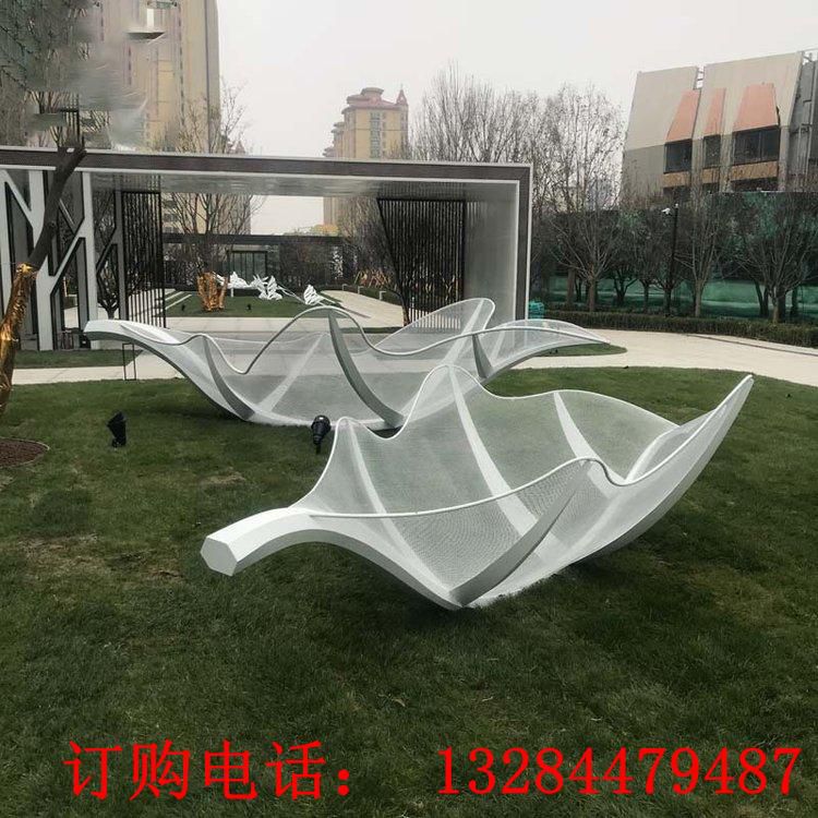 不銹鋼鏤空樹葉雕塑