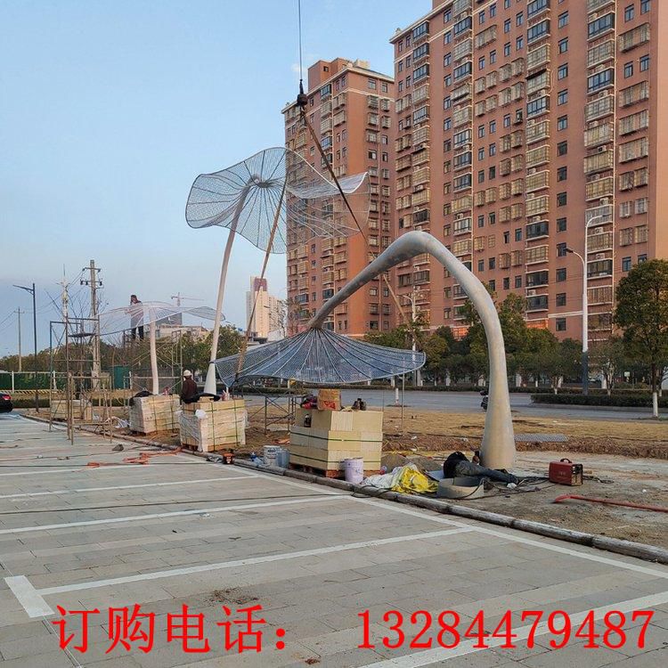 大型不銹鋼鏤空荷葉雕塑