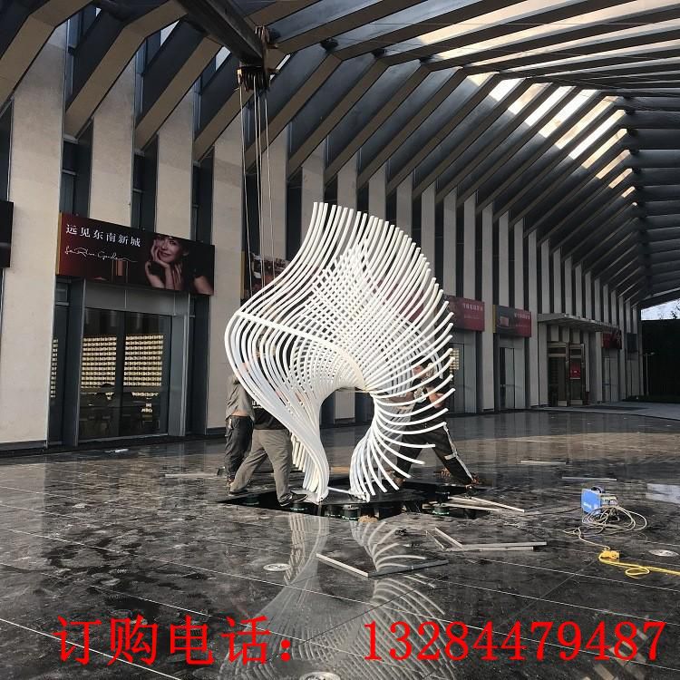 不銹鋼抽象圓管風(fēng)尾雕塑