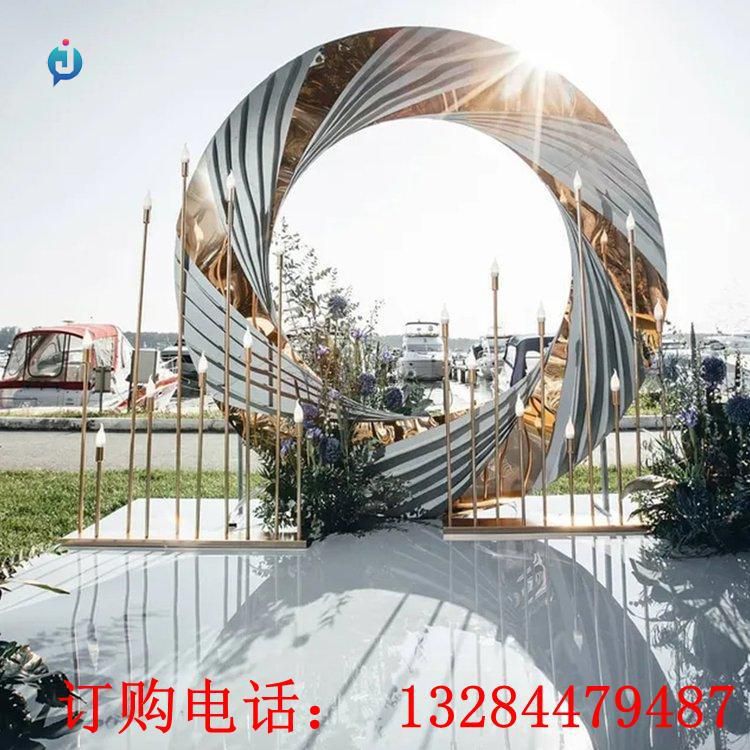 不銹鋼鏡面圓環(huán)雕塑