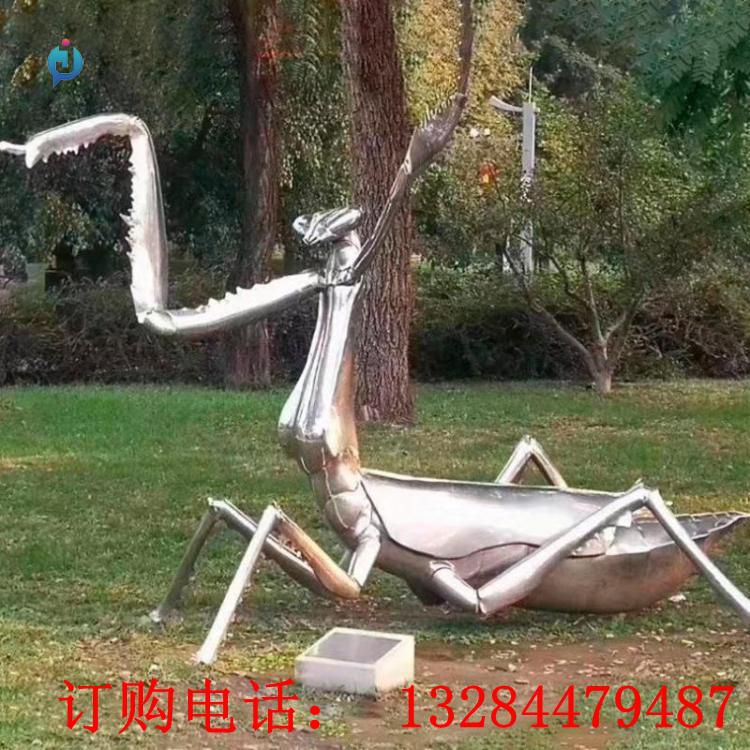 不銹鋼鏡面螳螂雕塑