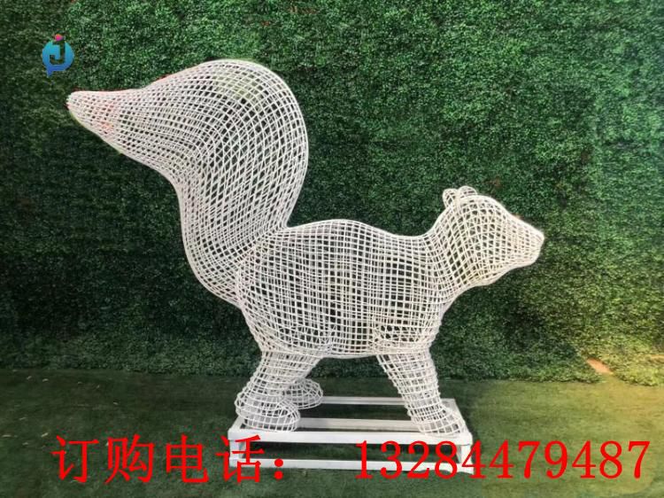 不銹鋼鏤空松鼠雕塑