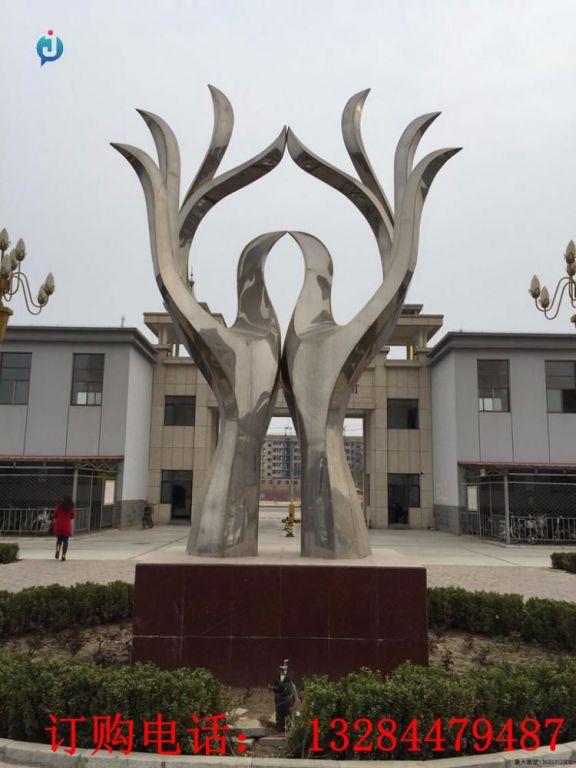 不銹鋼鏡面雙手雕塑