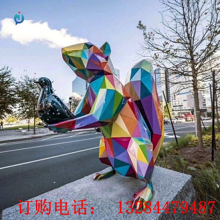 不銹鋼彩繪幾何松鼠雕塑