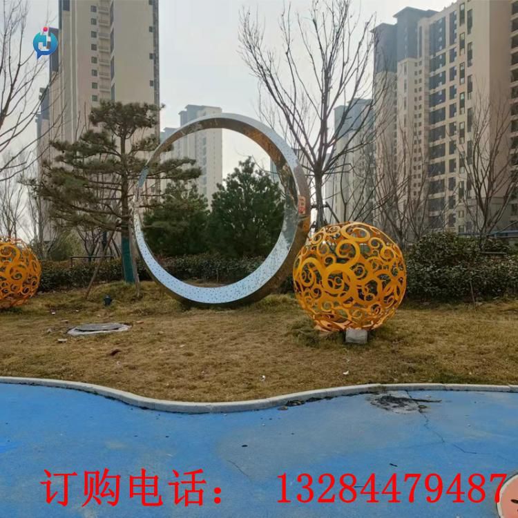 不銹鋼鏡面圓環(huán)雕塑